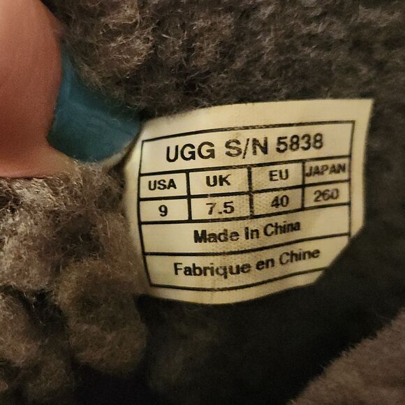 Ugg "Bailey" Button II Gray Short Suede Sheepskin Boots w/ Shearling Size 9 - Picture 11 of 13